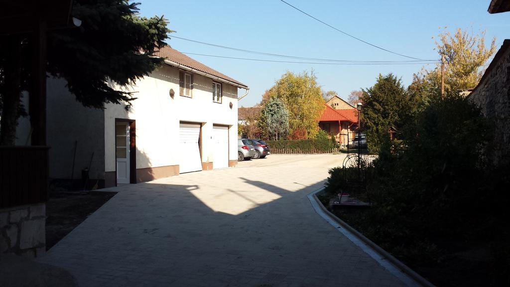 Hattyú Panzió Tata Exterior foto